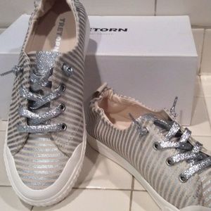 NIB Tretorn Sparkly Silver Fabric Sneaker 8M